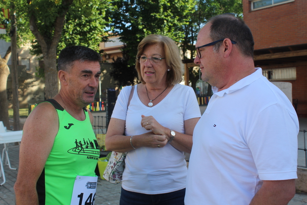 Autoridades, con el organizador.