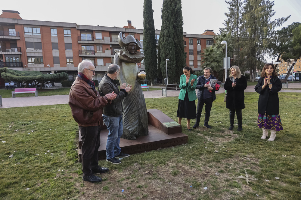 descubrimiento de la placa del monumento de Kirico el arlequín de la suerte, -Eva María Masías y kirico