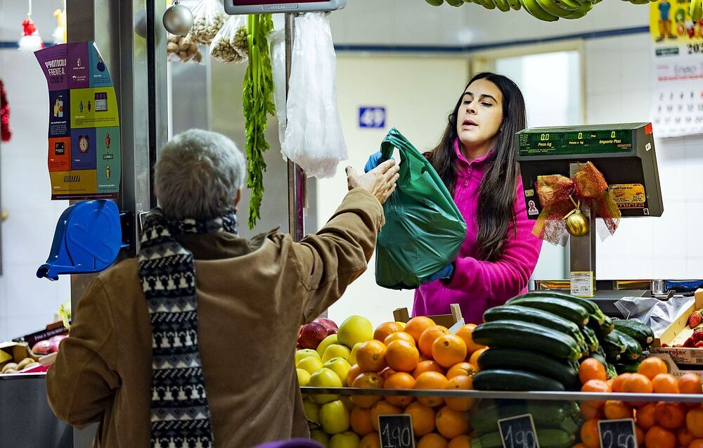 Un comprador en el Mercado Municipal de Ciudad Real