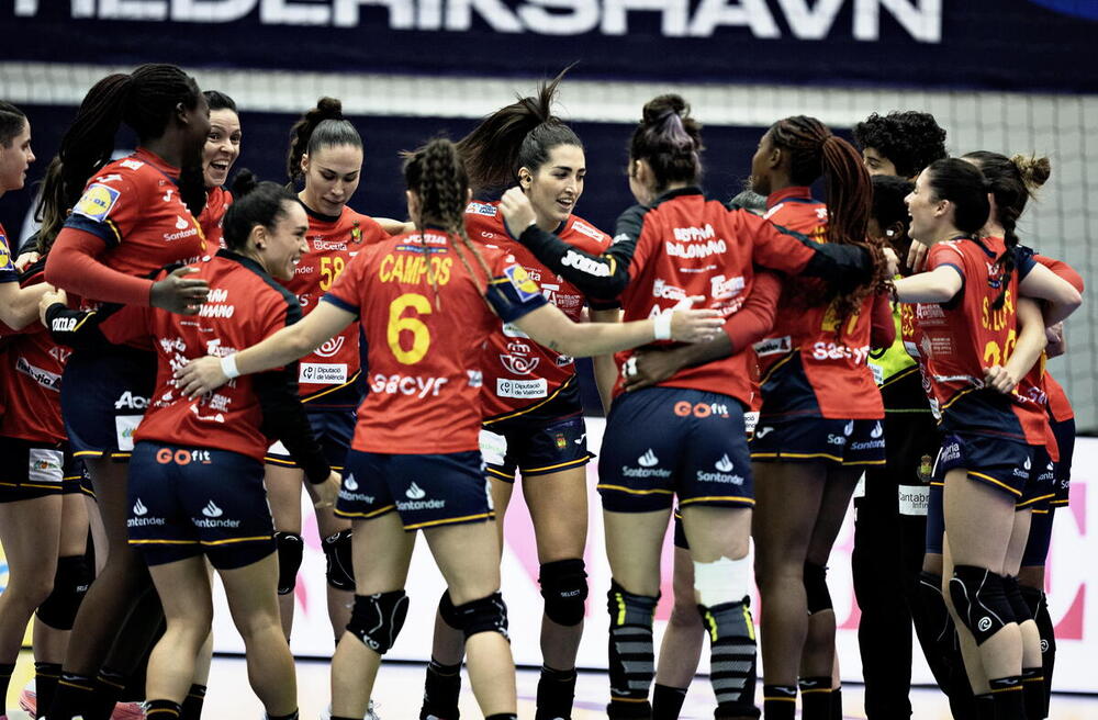 Las jugadoras de la selección celebran la victoria.