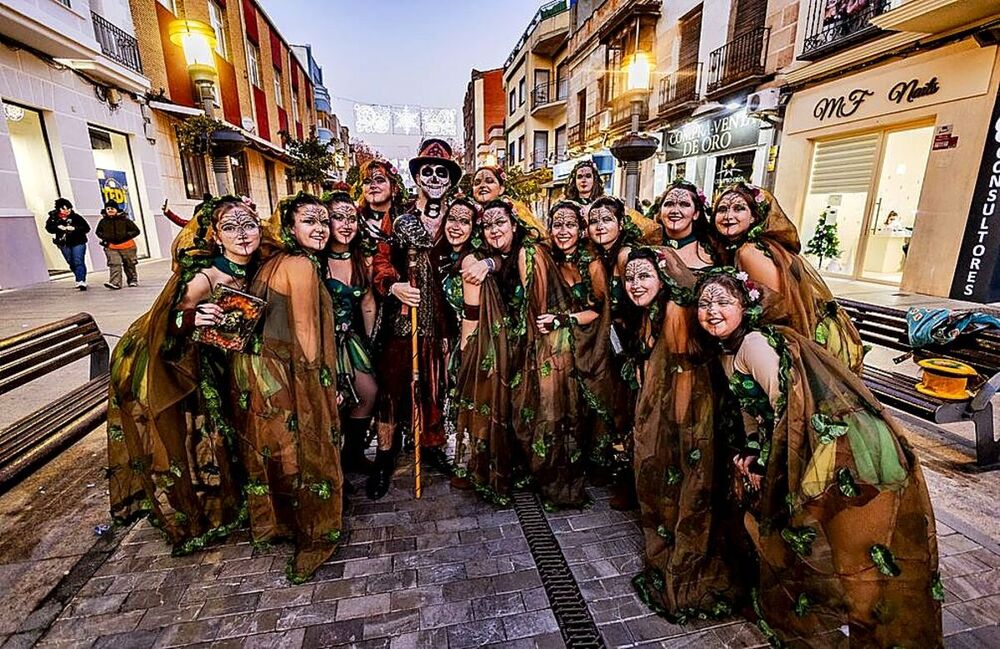 La magia del Carnaval calienta una gélida tarde en Alcázar