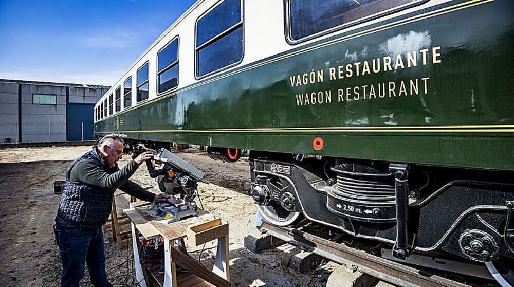 En el taller se puede contemplar desde una locomotora de 192o hasta los dos vagones recién restaurados que la cadena hotelera Barceló usará como restaurantes.