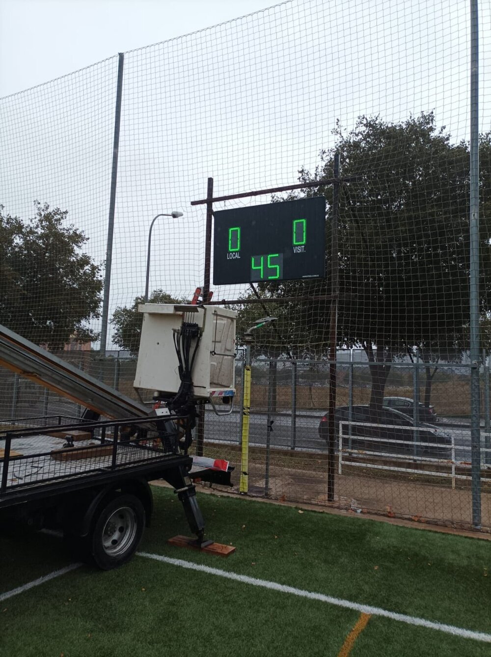 Instalación del nuevo marcador en la Ciudad Deportiva Sur.