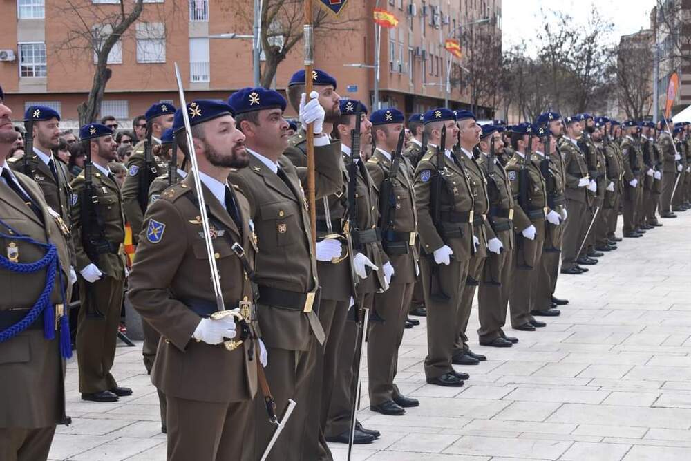 Más de 300 civiles juran la bandera en la Puerta de Toledo