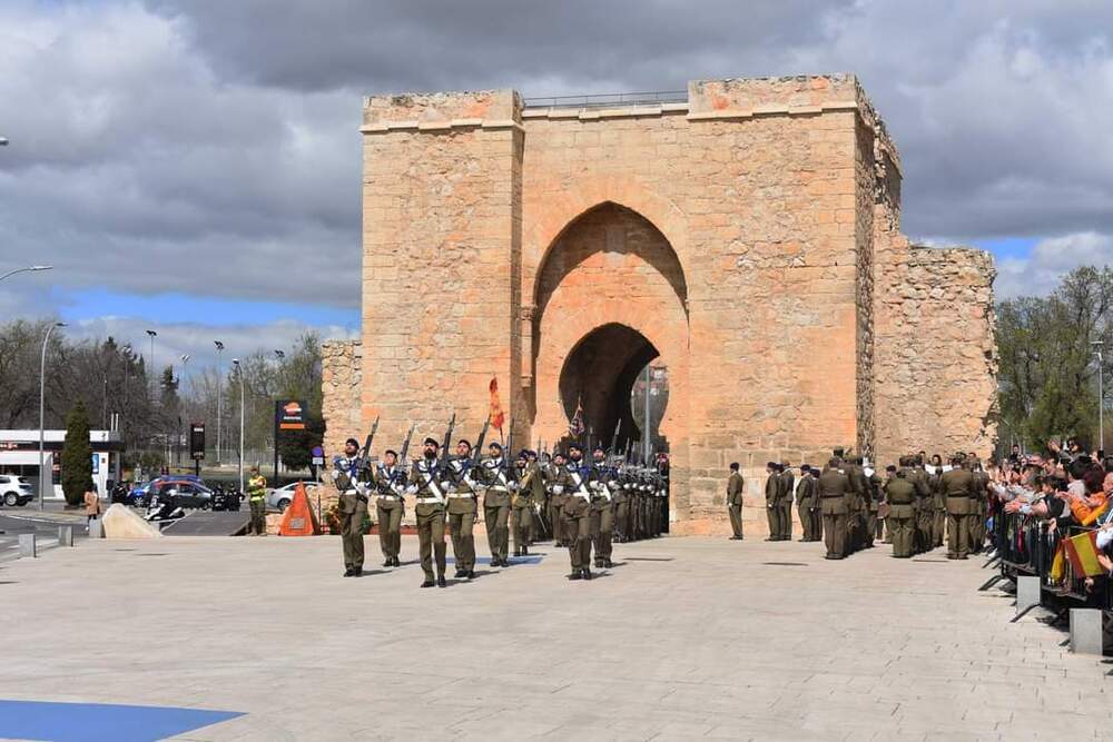 Más de 300 civiles juran la bandera en la Puerta de Toledo