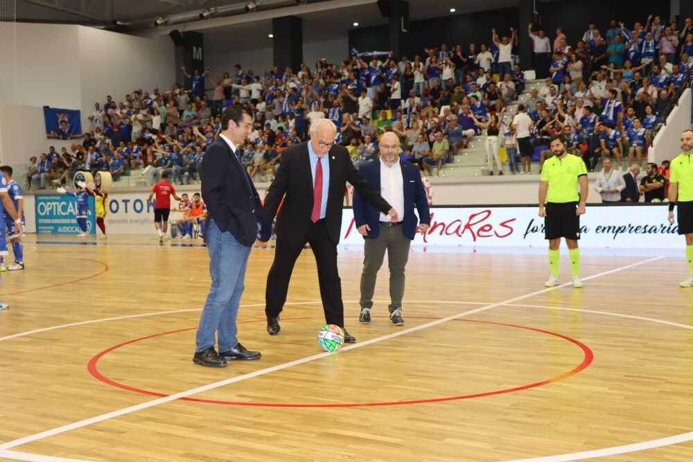 El alcalde de Manzanares, Julián Nieva, hizo el saque de honor del partido, en presencia de José Manuel Caballero.