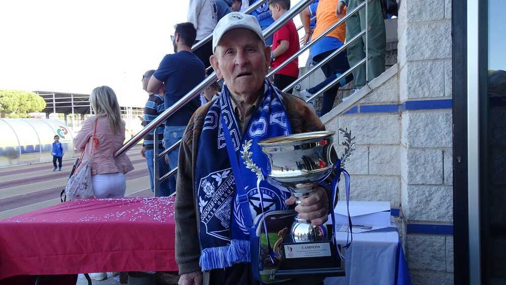 El mítico aficionado mancheguista Peloncho, con el trofeo.