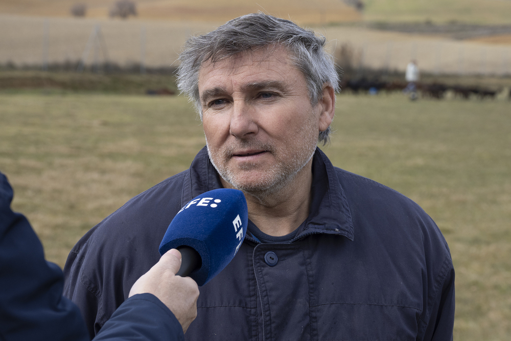 José Javier García Sierra, gerente de una explotación familiar de ganado caprino en Huete (Cuenca).