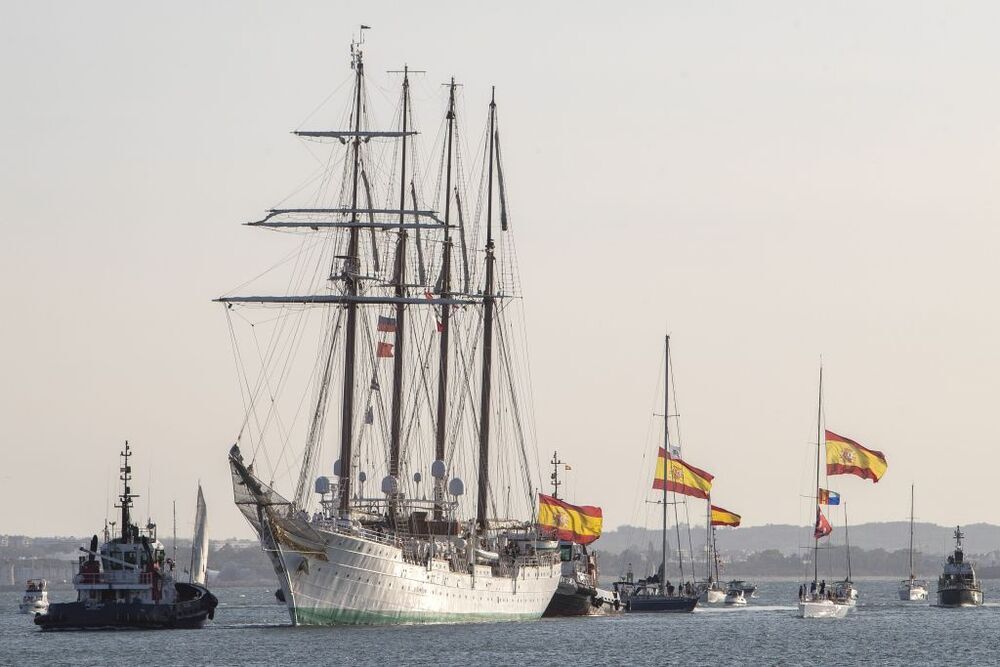 El 'Juan Sebastián Elcano' vuelve a Cádiz tras su instrucción 
