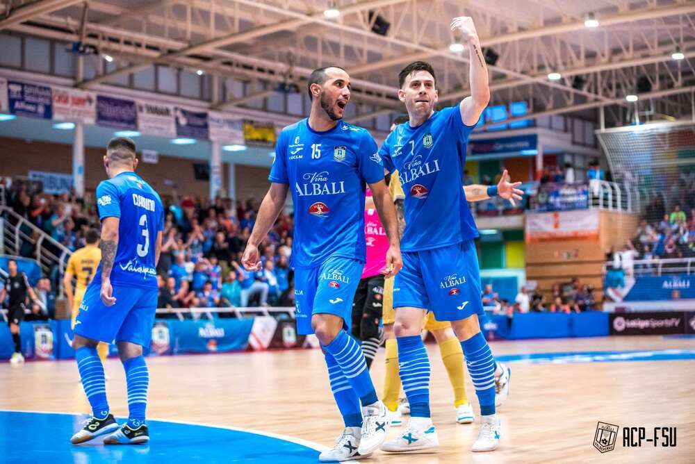 Boyis (15) y Pol Pacheco celebran uno de los goles del Viña Albali.