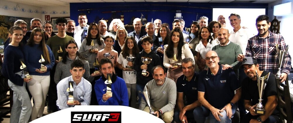 Fotografía de familia de los premiados.