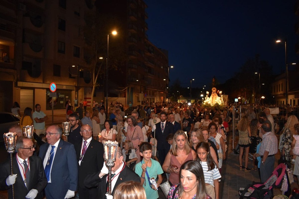 Miles de personas acompañan a la Virgen de Gracia en su camino