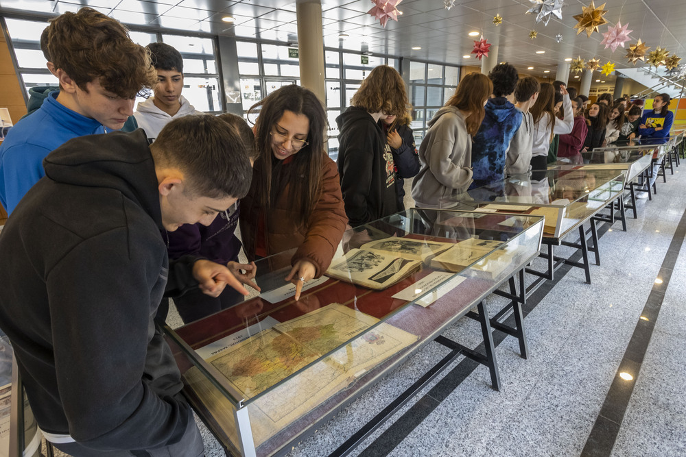 En el Instituto Maestro Juan de Ávila hay una exposición con patrimonio del instituto porque el día 16 es el día nacional de los institutos históricos