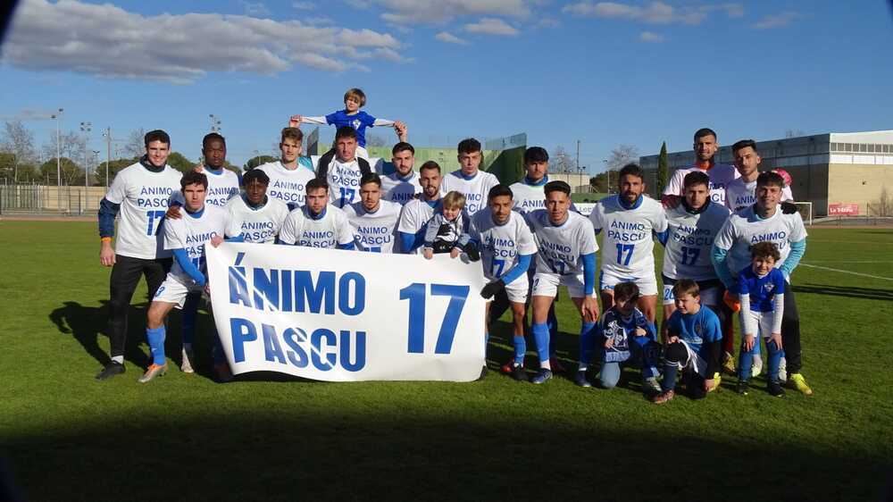 Los jugadores locales mostraron camisetas y una pancarta en apoyo a su compañero lesionado Pascu.