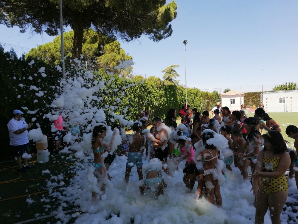 Unas fiestas acuáticas animan la festividad en Arenales
