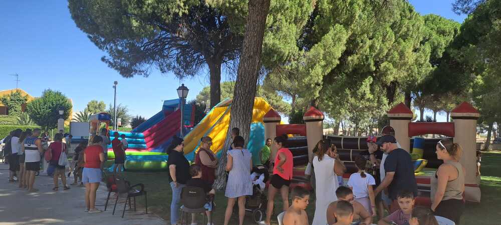 Unas fiestas acuáticas animan la festividad en Arenales