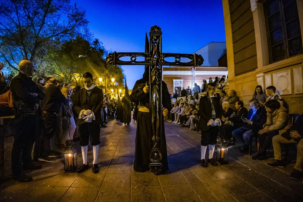 La solemnidad de la procesión del Entierro domina la noche