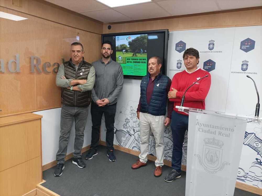 De izquierda a derecha, Miguel Robles, director deportivo de Golf Ciudad Real; Pau Beltrán, concejal de Deportes; José Poblete y José Manuel Caballero, presidente y director gerente de Golf Ciudad Real.
