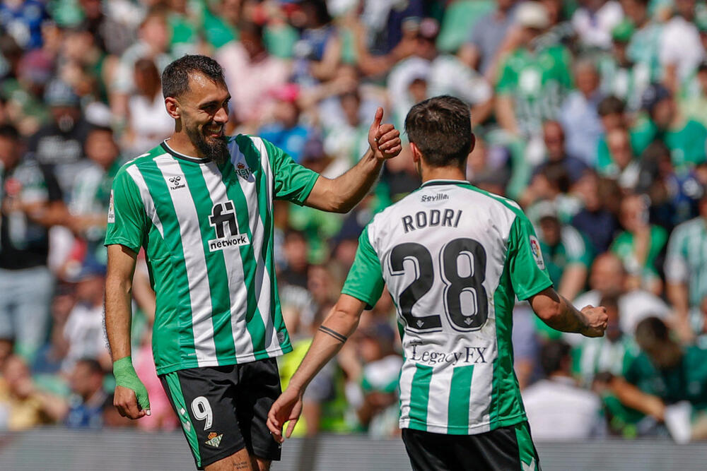 Borja Iglesias redime al Betis