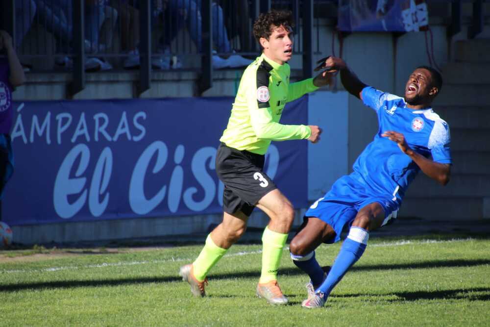 Nacho Ruiz (izquierda) pugna con Samba por un balón en el encuentro ante el Calvo Sotelo.