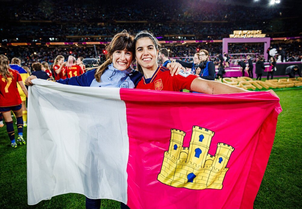 Blanca Romero (izquierda) y Alba Redondo, con la bandera de Castilla-La Mancha celebrando el título en el Mundial. 