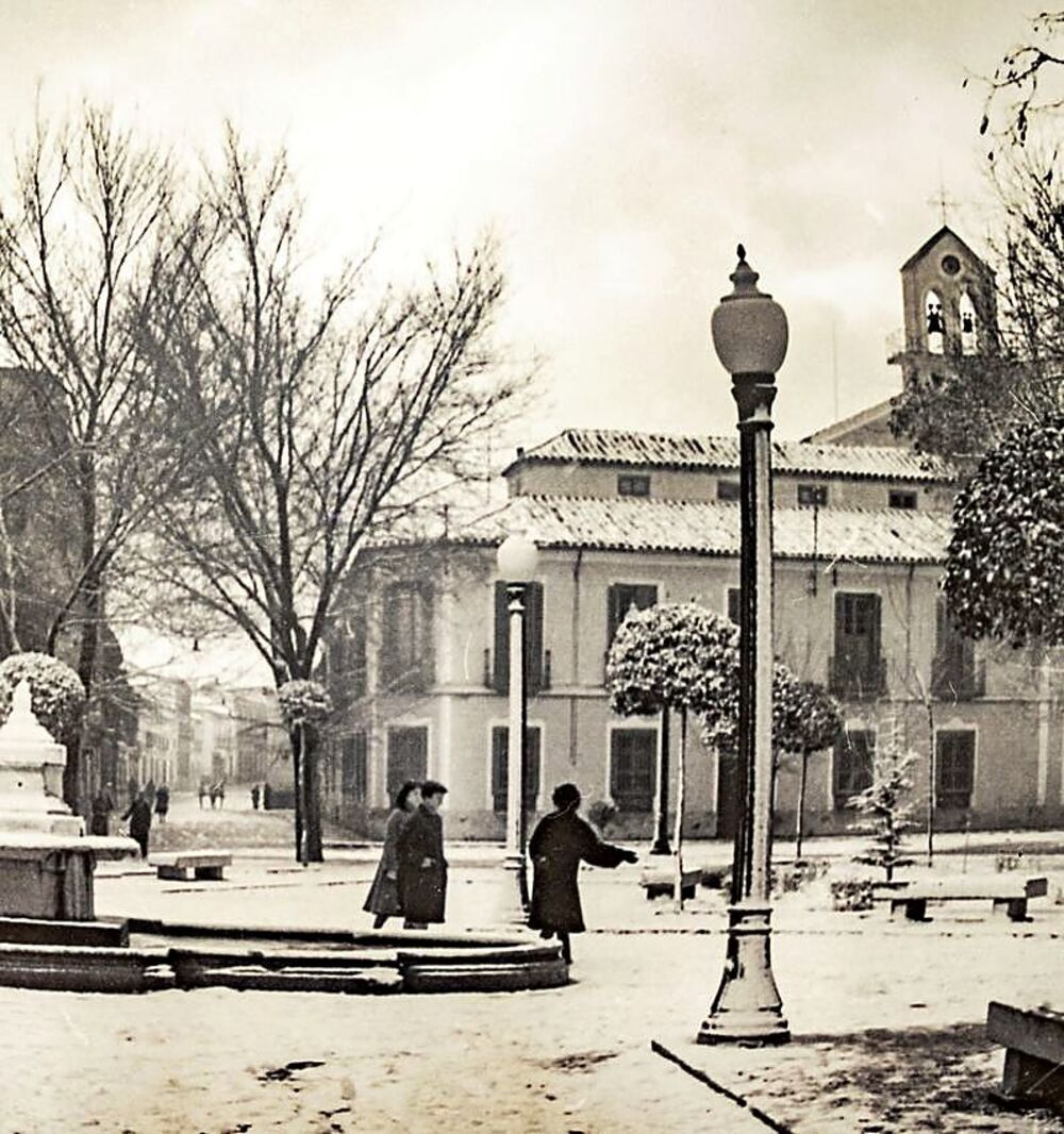 Una nevada en la plaza del Pilar. 