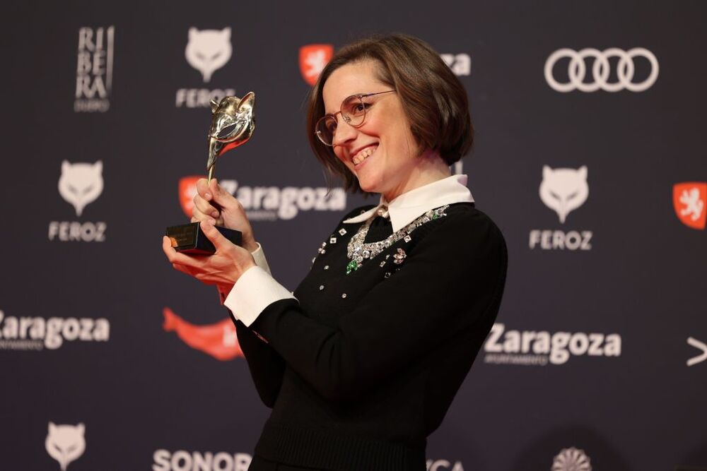 La directora de cine Carla Simón posa en el photocall tras recibir  el premio a 'Mejor dirección' por 'Alcarràs'   / FABIÁN SIMÓN   EUROPA PRESS