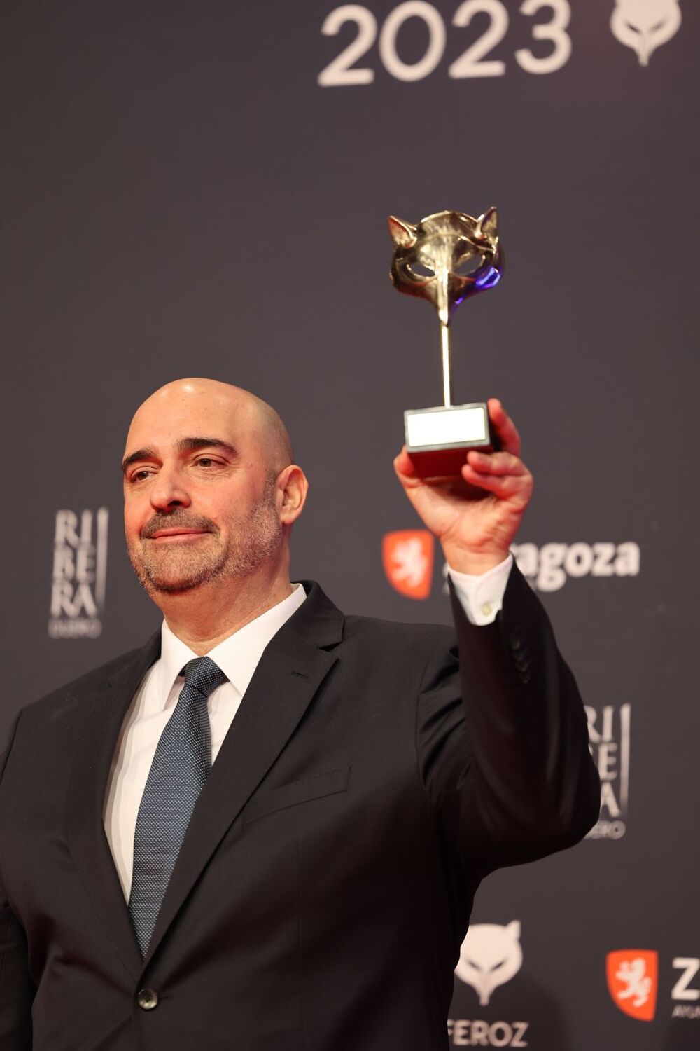 Uno de los miembros de la película 'Competencia oficial' posa en el photocall tras recibir el premio a 'Mejor película de comedia'   / FABIÁN SIMÓN