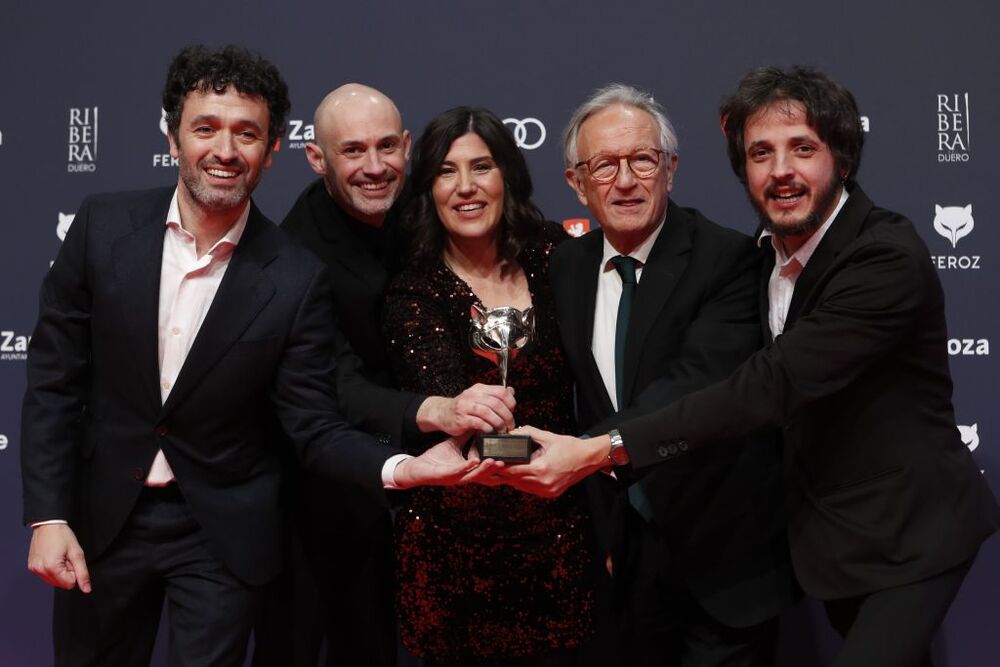 El realizador Rodrigo Sorogoyen (i), junto a los productores Nacho Lavilla (2i), Sandra Tapia y Eduardo Villanueva (d), recibe el premio a mejor película dramática por 