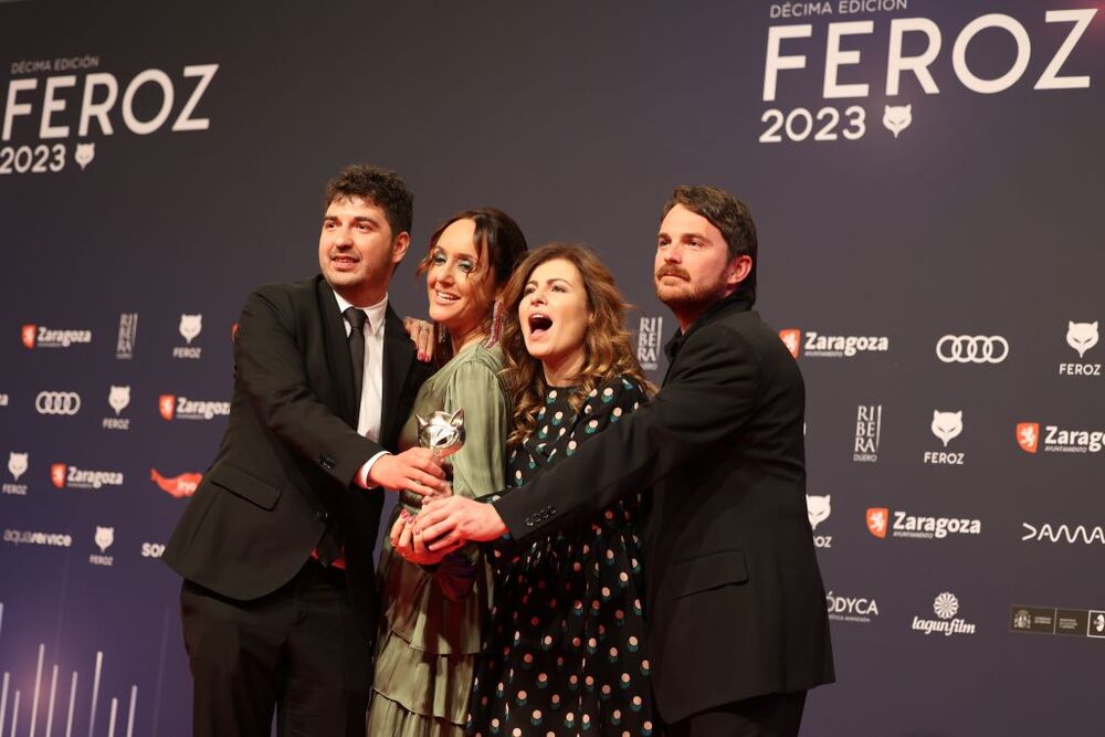 El equipo 'La Ruta' posa en el photocall tras recibir el premio a 'Mejor guion de una serie'  / FABIÁN SIMÓN