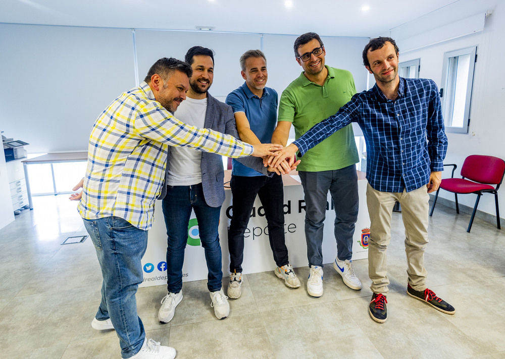 Lucas Fernández, Roberto Sánchez, Antonio Gallego, Santi Amores y Cruz Fernández (de izquierda a derecha), en la presentación de la unión de los dos clubes.