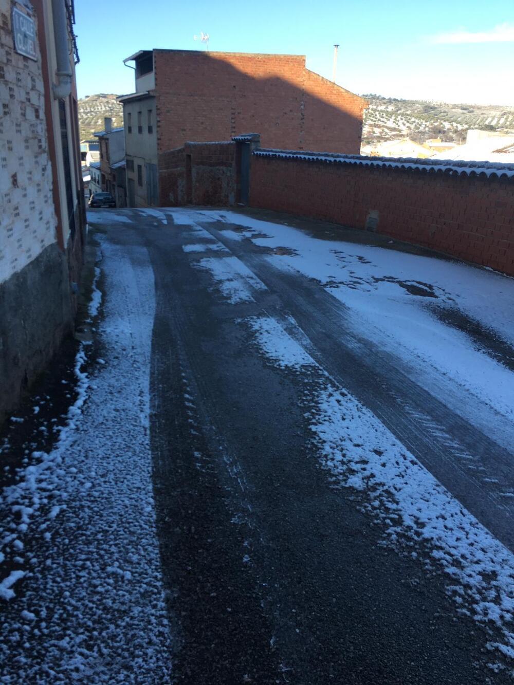 La nieve ha dado paso al hielo en algunas calles de Albaladejo