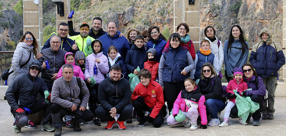 Voluntarios de la jornada de recogida de residuos de Ayna.