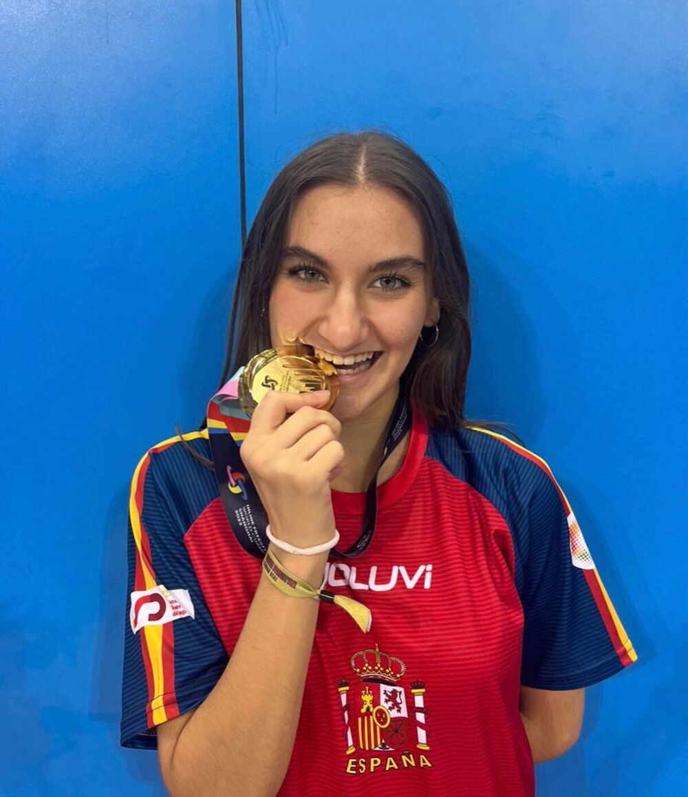 Inmaculada García muerde su medalla de campeona del mundo de derrapes.