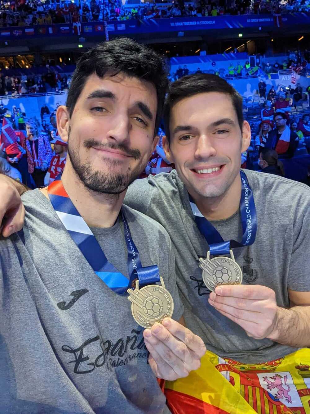 Miguel Sánchez-Migallón (izquierda), con su medalla de bronce en el Mundial.