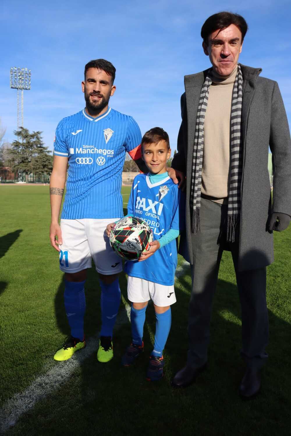En los prolegómenos del partido se homenajeó al joven jugador Saúl Martín.