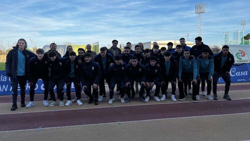 El equipo juvenil A del Manchego ha sido presentado al descanso.