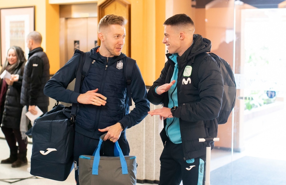 Bateria conversa con Lazarevic, ahora jugador de Inter.