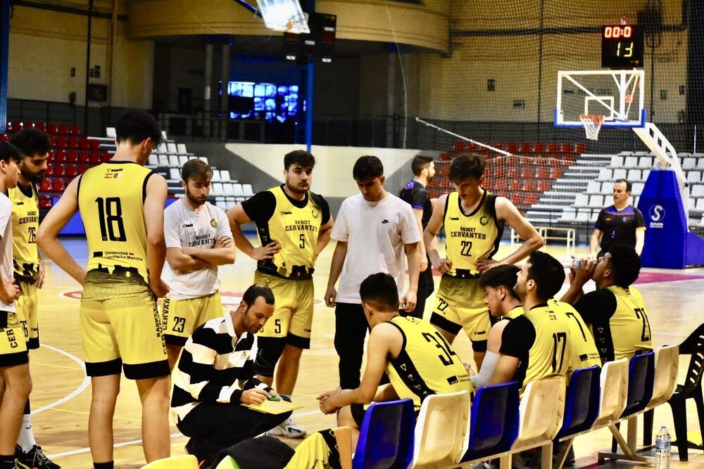 Cruz Fernández, técnico del Basket Cervantes, durante un tiempo muerto.