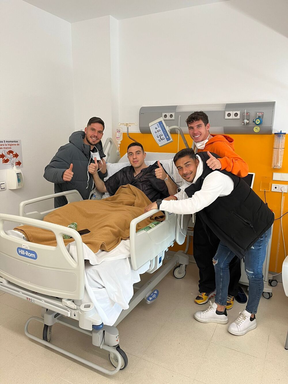 Pascu, tras la operación, junto a sus compañeros José Ramón, Nacho Ruiz y Calin.