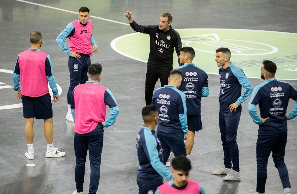 David Ramos imparte instrucciones a sus jugadores en el entrenamiento de este miércoles en Granada.