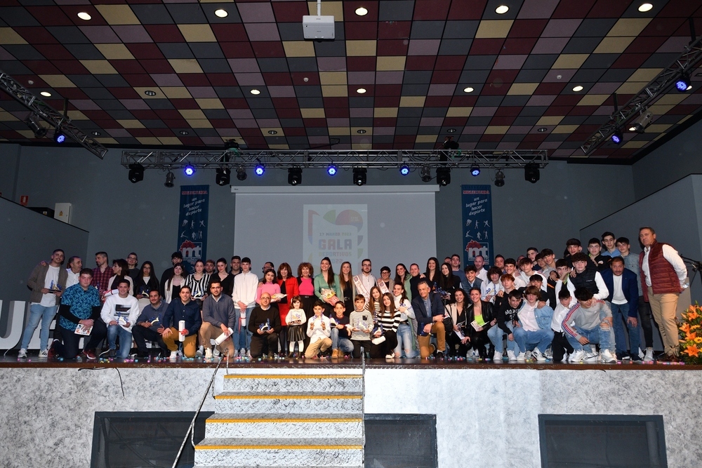 Fotografía de familia de los distinguidos en la Gala Deportivos.