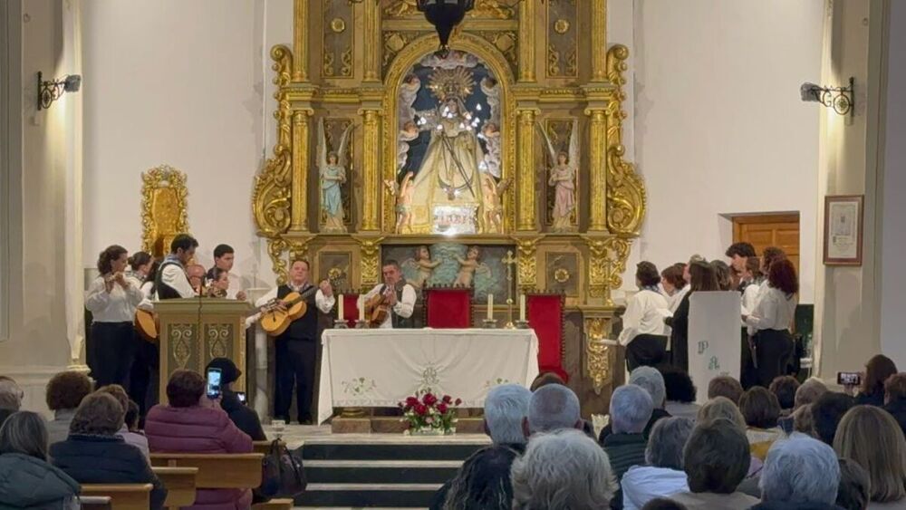 Corral canta los Mayos a la Virgen de la Paz

