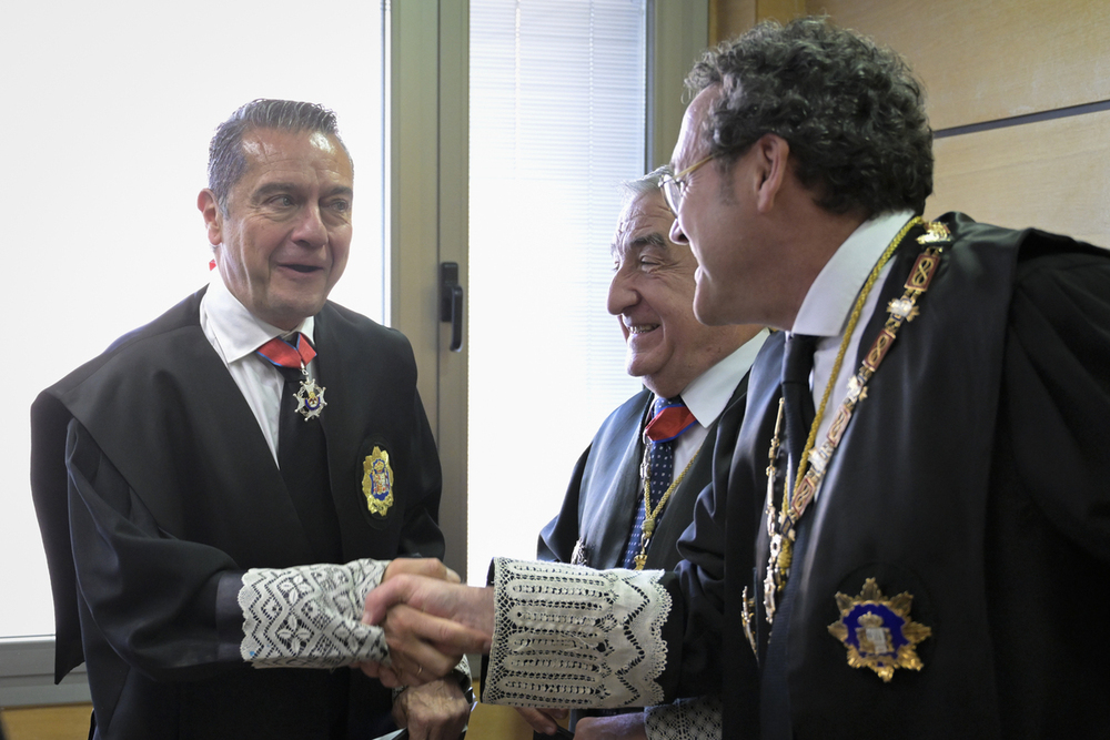 Carballo (izquierda) saluda al fiscal general del Estado.