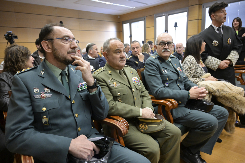 Autoridades militares y policiales en la sala.