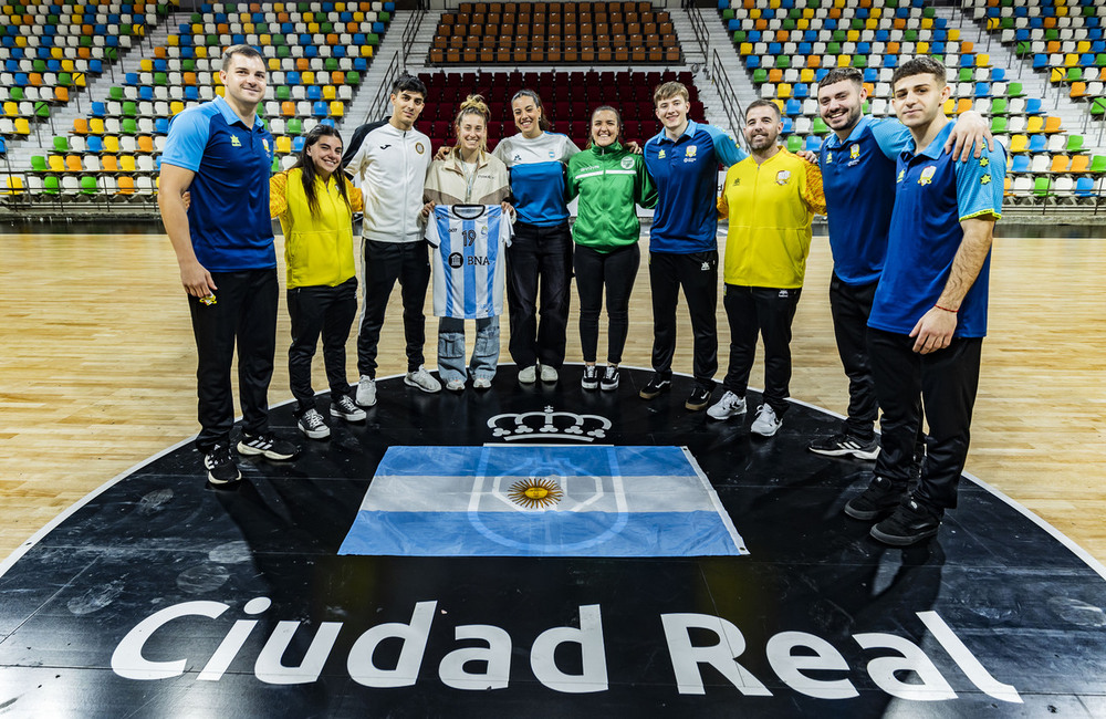 Los jugadores y el técnico argentinos, en el pabellón Quijote Arena.