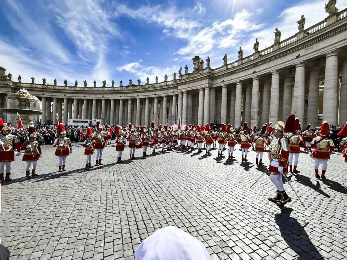 lOS Armaos, de la pasión de Calatrava, visitan al Papa en el Vaticano, Los Armaos de Bolaños en la Plaza de San Pedro del Vaticano, con el Papa