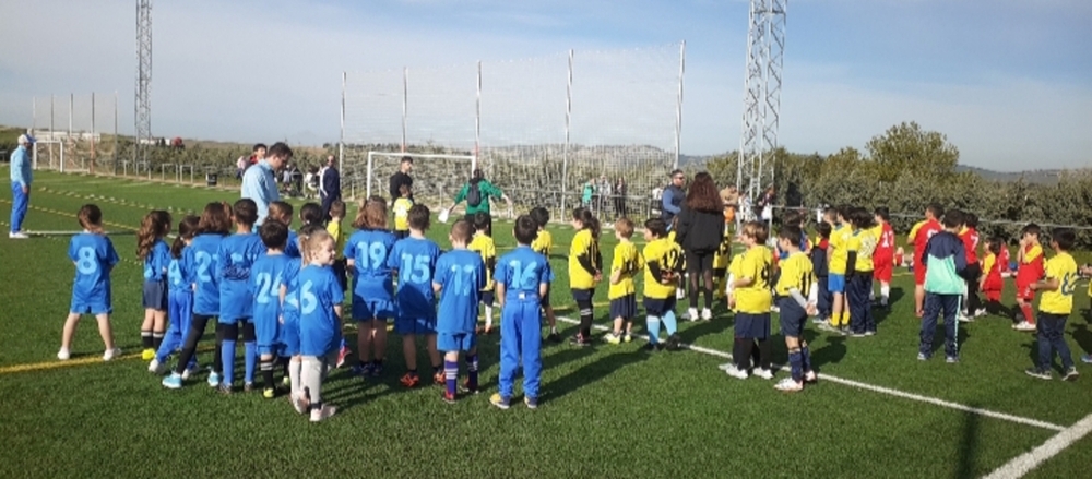 Jugando al atletismo y fútbol 8 en Poblete