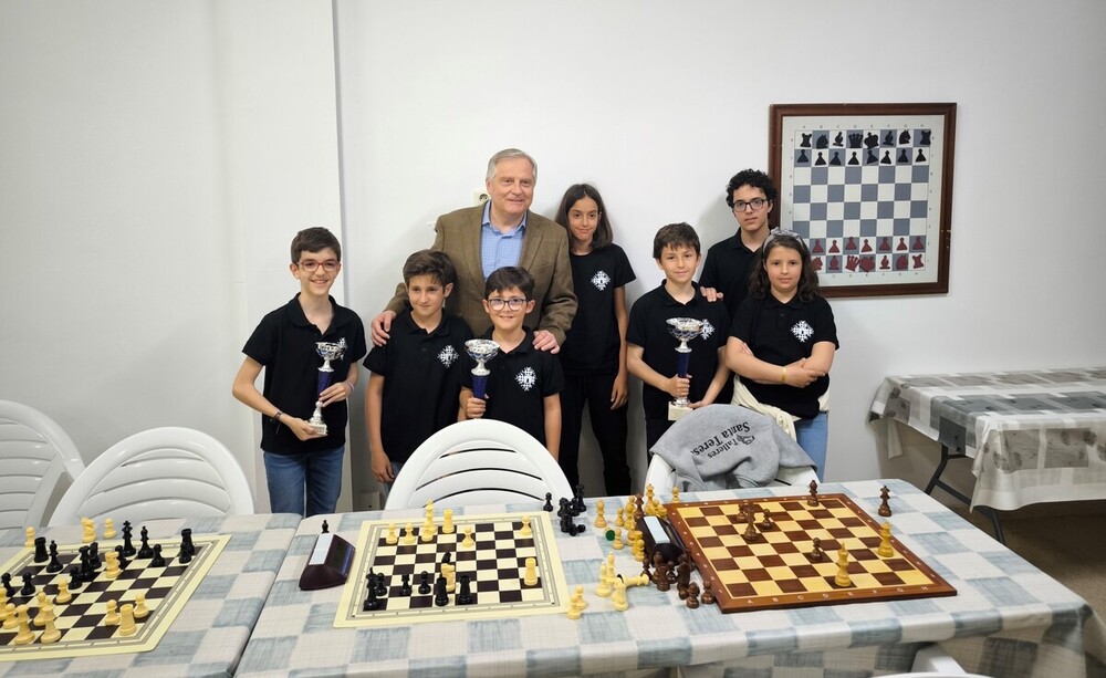 El alcalde felicita a los ajedrecistas de podio en el regional