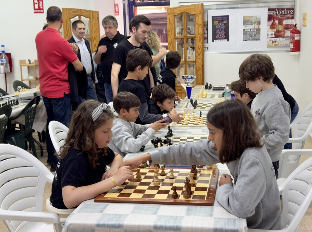 El alcalde felicita a los ajedrecistas de podio en el regional